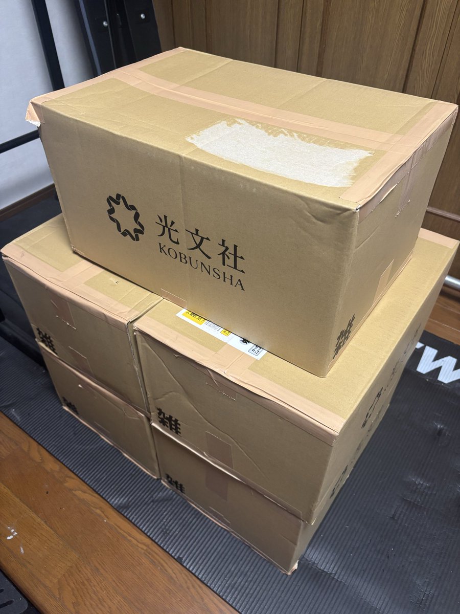 ina89sou's tweet photo. 『そばギャルとおじさん』4巻のサイン本用のコミックスが届きました✨✨
発売まであと2週間‼️
心して描かせていただきます😉 https://t.co/PNGkBD6rNL