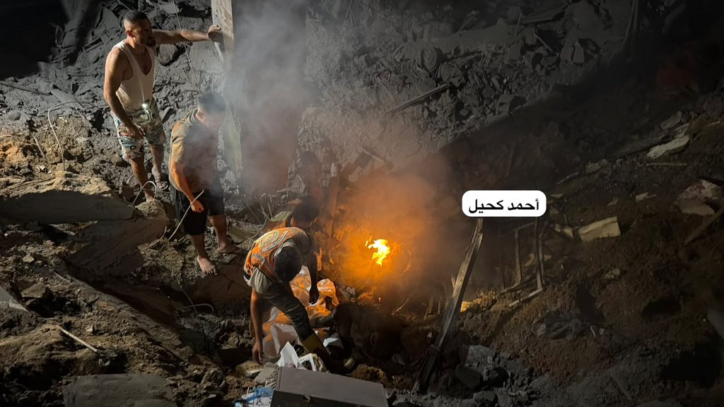AbujomaaGaza's tweet photo. 💥New MASSACRE

At least, five people including two Christians have been killed and more than 15 others wounded in Israeli bombing of a house west of Gaza City https://t.co/Vglt02xP2Z