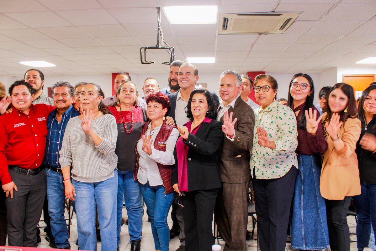 SNietoCastillo's tweet photo. La 4T se cuida con unidad. Sabiendo que por encima de cualquier diferencia está nuestro movimiento y el compromiso que tenemos con el pueblo.

Gracias a las y los consejeros de Morena en Querétaro por invitarme a la Sesión Ordinaria del Consejo Estatal. Coincidimos en que lo nos une son los principios de nuestro movimiento y el compromiso de servir al pueblo. 

Aprovechamos para celebrar en familia los 15 años de nuestro movimiento. 

Es un honor ser parte de la transformación. 

#15AñosMorena