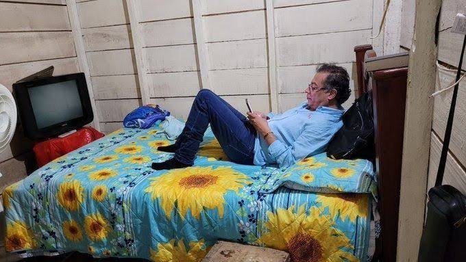 petrogusanosky's tweet photo. Por fin pude pagar la última cuota que debía al banco vampiro de mi único bien, mi rancho.

Estoy tratando de entrar a ñequi para pagar la parabolica y poder ver caso cerrado en mi televisor que estoy pagando a 36 cotas https://t.co/rAD90YcVDP