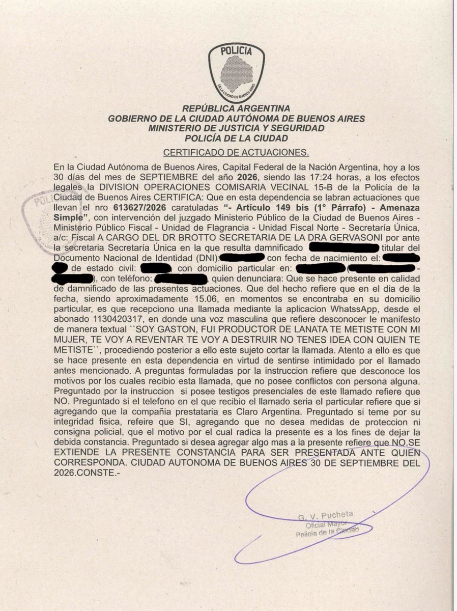 Santiago_Oria's tweet photo. “SOY GASTON, FUI PRODUCTOR DE LANATA TE METISTE CON MI MUJER, TE VOY A REVENTAR TE VOY A DESTRUIR, NO TENES IDEA CON QUIEN TE METISTE”

Los medios venían cubriendo los intercambios entre el presidente, duffard y yo, pero cesaron de hablar del tema luego de producirse esta denuncia en la comisaría 15-B de CABA. Muy curioso. Haré yo el trabajo de “periodista” que se niegan a hacer. 

Lo manifestado en la denuncia es sumamente preocupante para la convivencia democrática libre de violencia. 

“Te voy a reventar” en la jerga mafiosa o del mundo del hampa suele referirse a balazos o al menos palos, u otro método para causar daño físico grave, a menudo irreparable. 

“Te voy a destruir” en el contexto de la amenaza anterior suele estar asociada a una amenaza de daño concreto en sentido jurídico, acción pasible de ser tipificada como delito penal o civil. 

“No tenes idea con quien metiste” es una frase típica de un cuadro de psicopatía voluntariamente exhibida, donde el amenazante advierte al amenazado ser capaz de tomar acciones que no tomarían personas psicológicamente normales: acciones tendientes a provocar un daño físico o psicológico fuera de lo aceptado por los parámetros sociales. 
 
Todo esto resulta muy preocupante en términos de convivencia democrática sin violencia y sería importante que colegas del amenazante expresaran su repudio, o al menos se desmintiera lo denunciado.