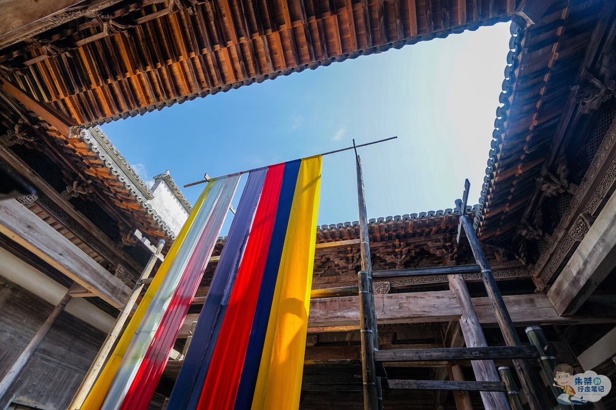 shdrndhkd's tweet photo. In the old alley, a cluster of cangnan dwellings stand, time’s quiet story unfolds on this precious land. https://t.co/iYC8amZomS