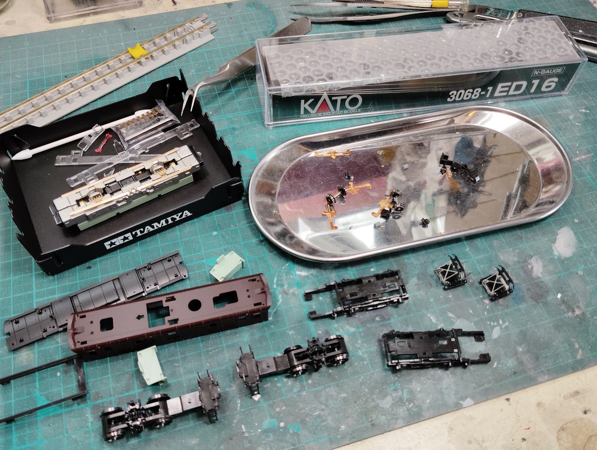 mikame19680313's tweet photo. KATO ED16 入線整備① 🐝

バラバラにしました。

D級なので、部品が小さく、部品点数も少なく作業は楽そうです🎵
#ED16

（BGM Mahler Sym.3） https://t.co/6a6E8SqphM