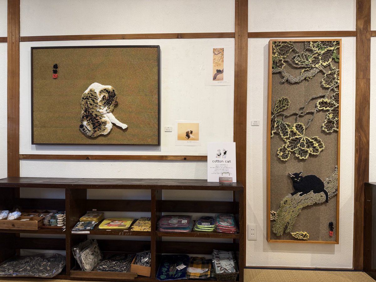wagahaido's tweet photo. 綿棒を猫の爪とぎ段ボールに刺して半立体を作るcotton cat さん。
会場には日本（猫）美術史に燦然と輝く名作が！

🐈‍⬛竹内栖鳳「斑猫」
🐈‍⬛菱田春草「黒き猫」

これらの綿棒作品はなんと実物大で制作されています！　

本日10/3  12時からオープンです。

#cottoncatcollection 
#吾輩堂 https://t.co/veR6byAIr4