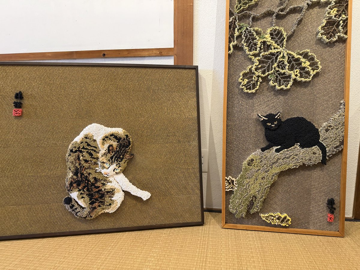wagahaido's tweet photo. 綿棒を猫の爪とぎ段ボールに刺して半立体を作るcotton cat さん。
会場には日本（猫）美術史に燦然と輝く名作が！

🐈‍⬛竹内栖鳳「斑猫」
🐈‍⬛菱田春草「黒き猫」

これらの綿棒作品はなんと実物大で制作されています！　

本日10/3  12時からオープンです。

#cottoncatcollection 
#吾輩堂 https://t.co/veR6byAIr4