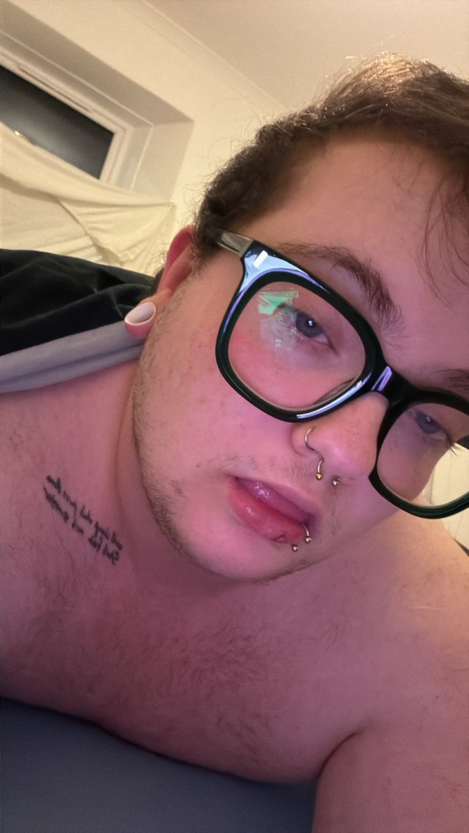 WhoreizonOF's tweet photo. was told these glasses frames were loved by people,,, so just in case they made those people attracted to me i’m now wearing them constantly https://t.co/oXRba5CJDg