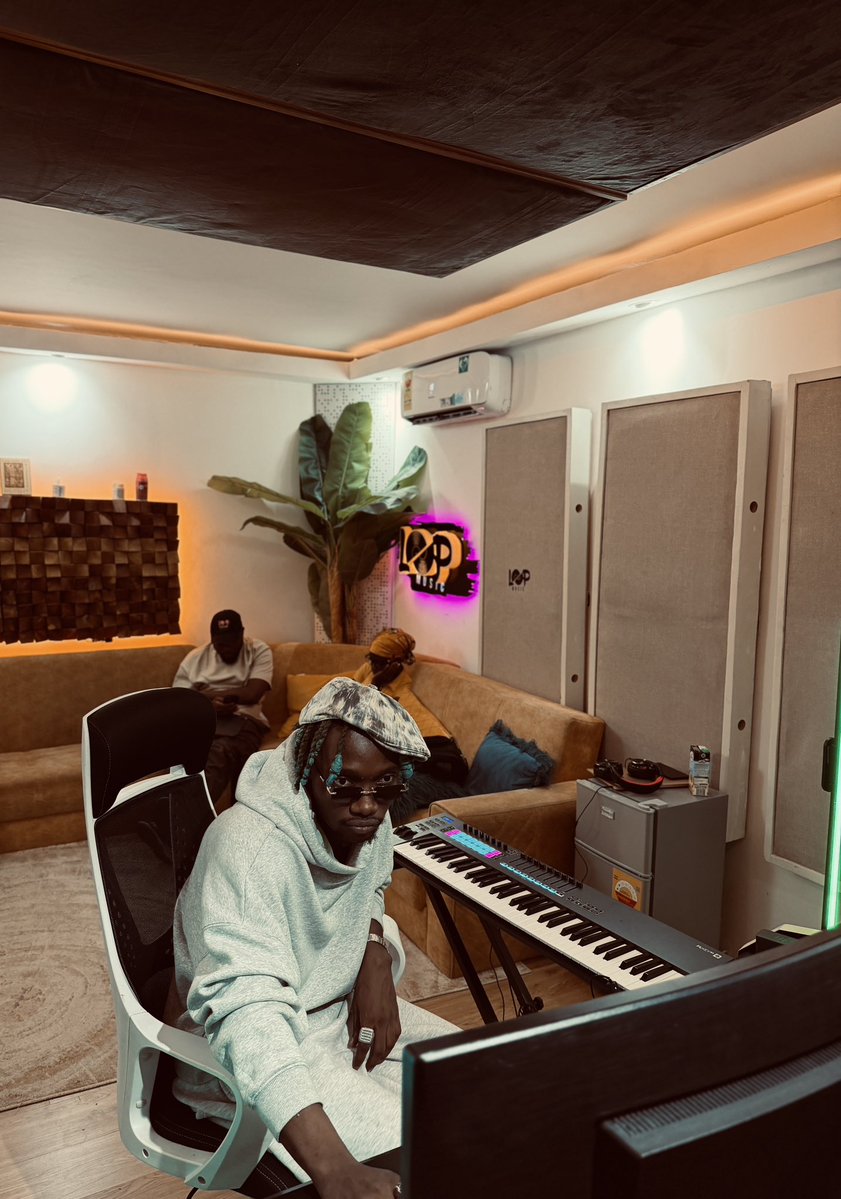 OliveTheBoy_'s tweet photo. Green Family, y’all up? 👀 We cooked another one. This album is looking like pure madness. Health and Grace we pray for. Upness.💚 https://t.co/fywJTLzDRp