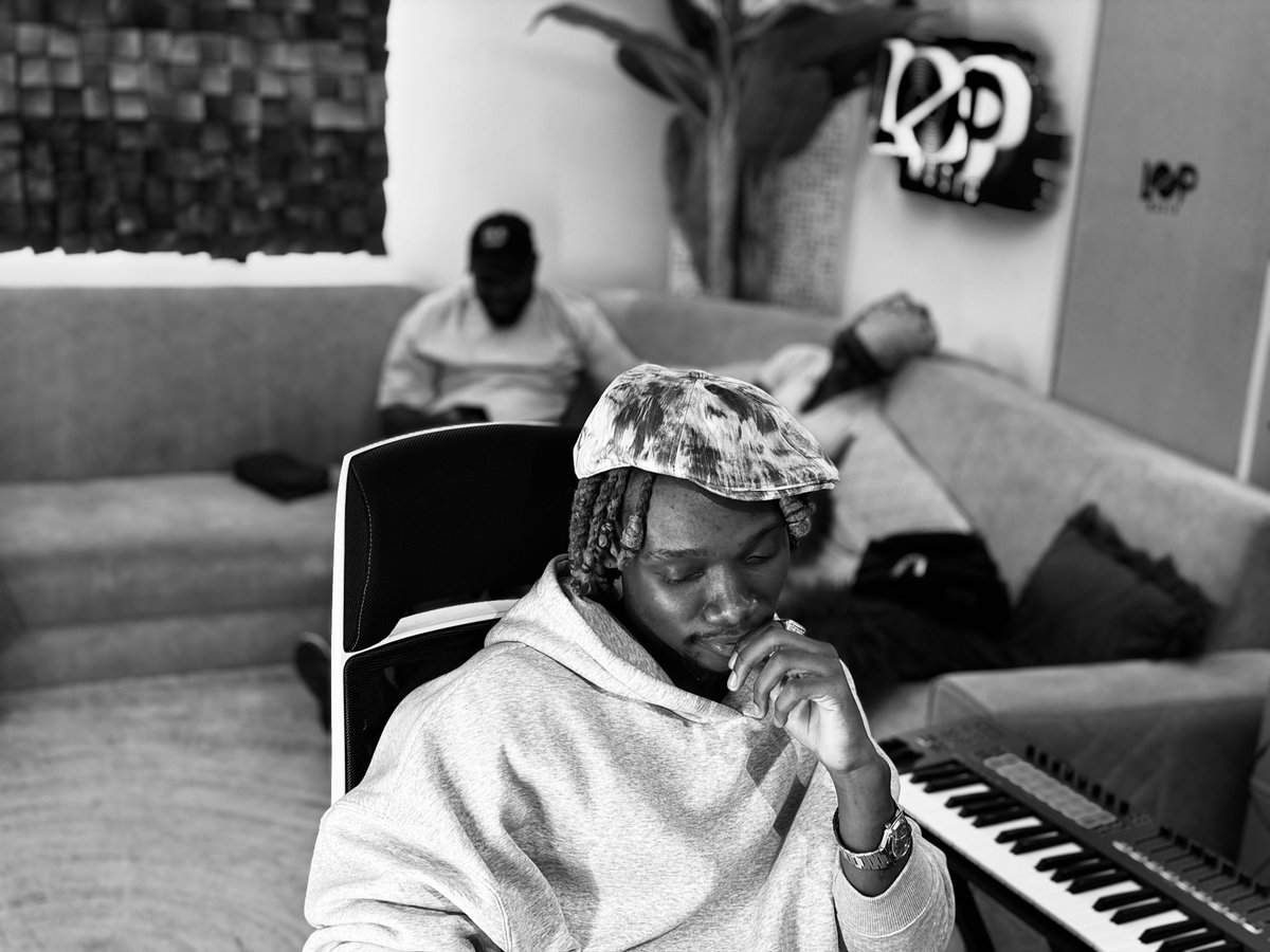 OliveTheBoy_'s tweet photo. Green Family, y’all up? 👀 We cooked another one. This album is looking like pure madness. Health and Grace we pray for. Upness.💚 https://t.co/fywJTLzDRp
