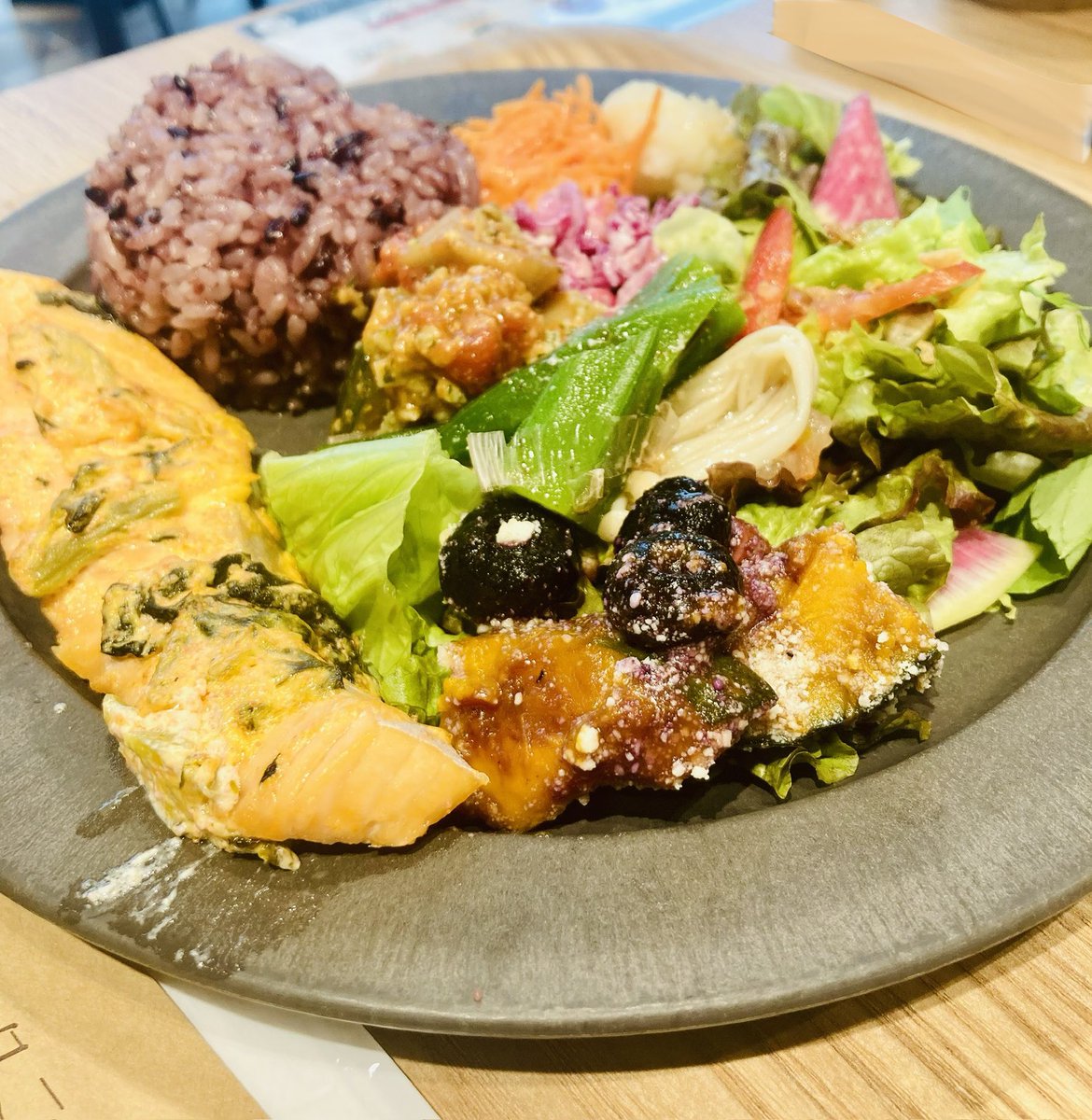 Mayanuet's tweet photo. 【東京ブイヤベース食堂/タニタカフェ】
八丁堀
選べるデリ
ブルーベリーとカボチャのバルサミコサラダ🫐
根菜と彩り野菜の味噌ラタトゥユ
オクラとエノキ梅カツオマリネ
サーモンのオーブン焼き(明太マヨソース)
養生スープ
ビューティー(ルイボス茶) https://t.co/yi6wQzRYuA