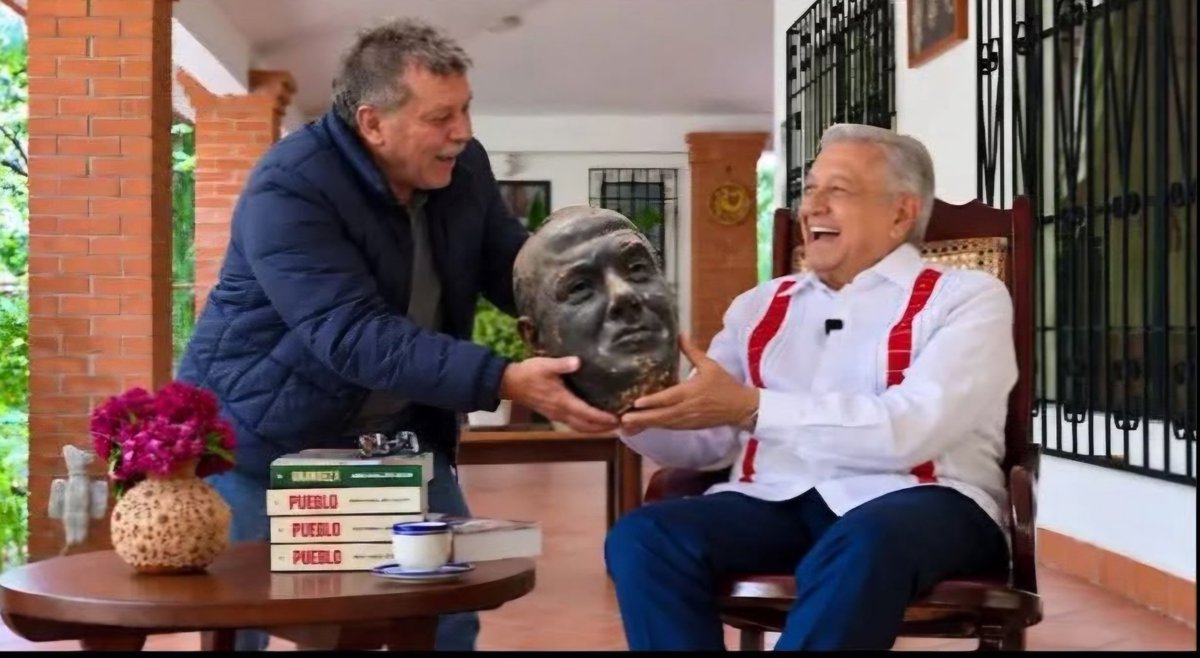 SonniTx's tweet photo. @azucenau @FelipeCalderon Aquí pasando a dejarle esta ofrenda a nuestro Tlatuani AMLO... 

Felipillo @FelipeCalderon ✊🏻💪🏻😹 https://t.co/5GgziUubEH