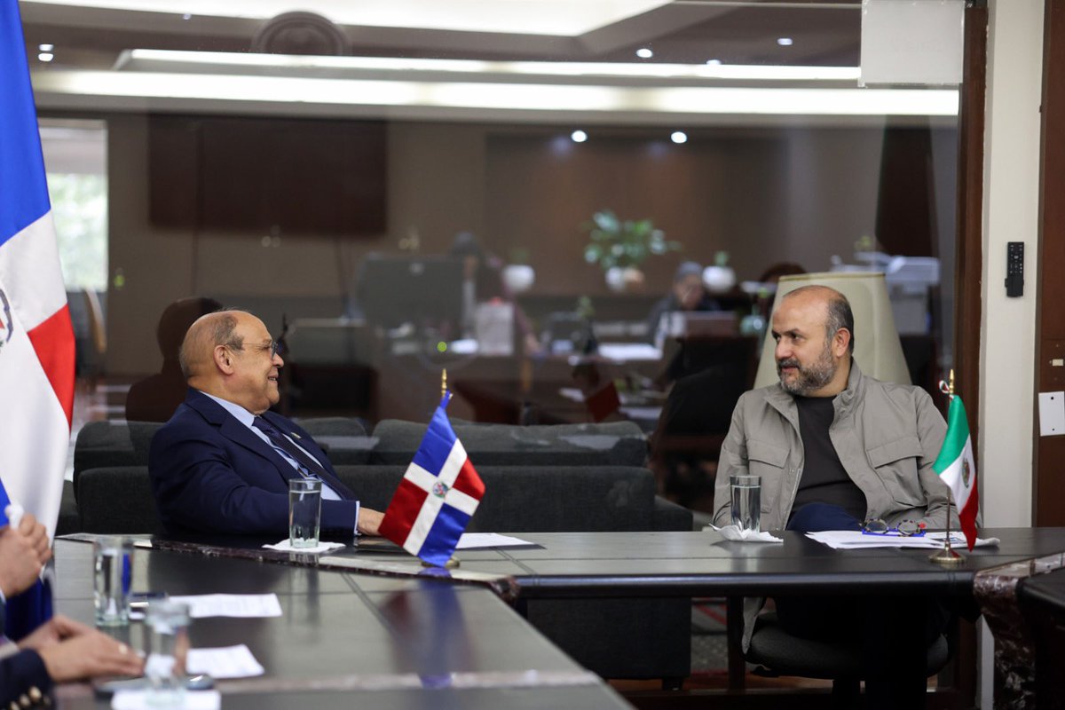 rvillanueval's tweet photo. Me dio mucho gusto recibir a Rafael Santos Badia, ministro de Educación Superior, Ciencia y Tecnología de República Dominicana, y a su equipo. Conversamos sobre lo que podemos hacer juntos para abrir más oportunidades a quienes estudian, enseñan e investigan en nuestros países.

Queremos que esta colaboración se traduzca en más intercambios académicos, experiencias de formación y proyectos de investigación e innovación que nos permitan aprender unos de otros.

México y República Dominicana tenemos mucho que compartir. Qué valioso que ese vínculo ayude a más estudiantes a conocer otros caminos, ampliar sus horizontes y acercarse a lo que sueñan. 🇲🇽🫶🏼🇩🇴