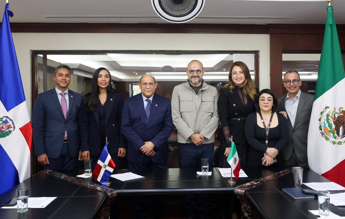 rvillanueval's tweet photo. Me dio mucho gusto recibir a Rafael Santos Badia, ministro de Educación Superior, Ciencia y Tecnología de República Dominicana, y a su equipo. Conversamos sobre lo que podemos hacer juntos para abrir más oportunidades a quienes estudian, enseñan e investigan en nuestros países.

Queremos que esta colaboración se traduzca en más intercambios académicos, experiencias de formación y proyectos de investigación e innovación que nos permitan aprender unos de otros.

México y República Dominicana tenemos mucho que compartir. Qué valioso que ese vínculo ayude a más estudiantes a conocer otros caminos, ampliar sus horizontes y acercarse a lo que sueñan. 🇲🇽🫶🏼🇩🇴