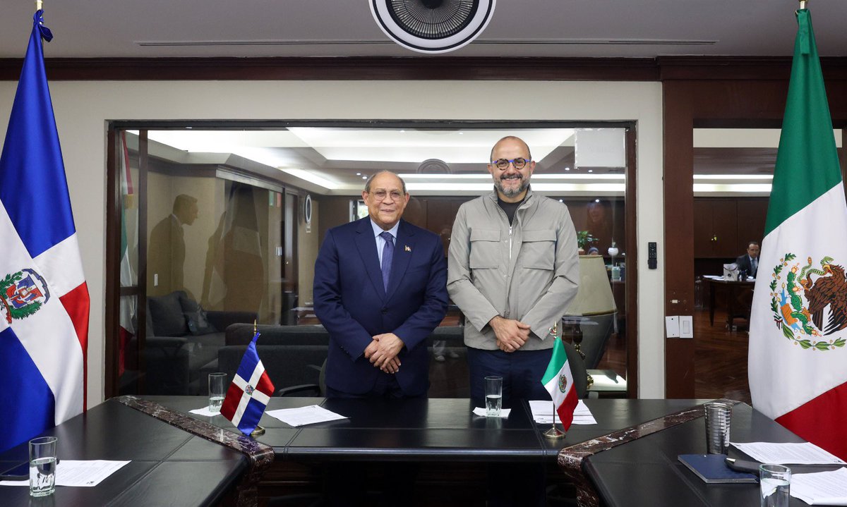 rvillanueval's tweet photo. Me dio mucho gusto recibir a Rafael Santos Badia, ministro de Educación Superior, Ciencia y Tecnología de República Dominicana, y a su equipo. Conversamos sobre lo que podemos hacer juntos para abrir más oportunidades a quienes estudian, enseñan e investigan en nuestros países.

Queremos que esta colaboración se traduzca en más intercambios académicos, experiencias de formación y proyectos de investigación e innovación que nos permitan aprender unos de otros.

México y República Dominicana tenemos mucho que compartir. Qué valioso que ese vínculo ayude a más estudiantes a conocer otros caminos, ampliar sus horizontes y acercarse a lo que sueñan. 🇲🇽🫶🏼🇩🇴