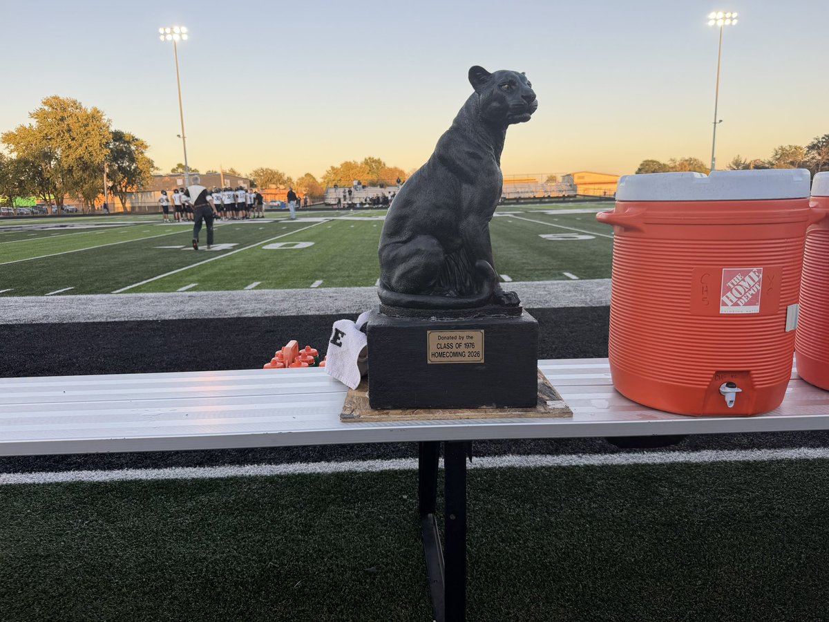 JacobMorrisMU's tweet photo. The Class of ‘76 presents the Class of ‘26 with a special panther statue! @Centralia_R6_SD @CHS_PanthersFB https://t.co/rV7uZoLjzn