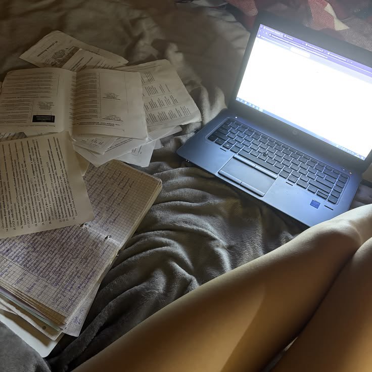 MadisonOnliujx's tweet photo. Anyone up for a chat 👀? I’m so done with studying……😭😭😭😭 https://t.co/BzueLLfyta