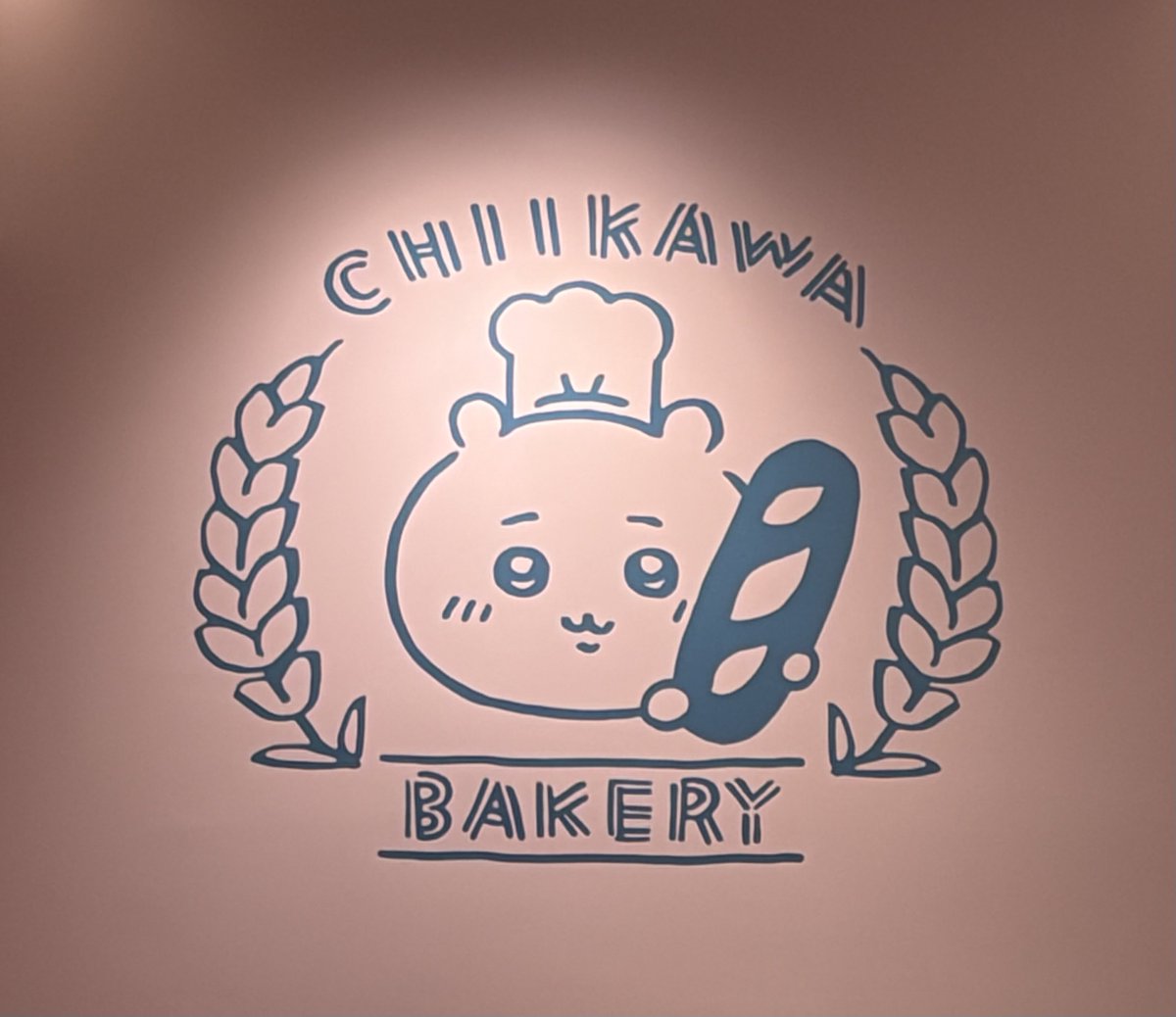 torimune29's tweet photo. 昨日仕事あがりに行ってきた！🍞🥖
そこらかしこに可愛いがあるしパンの甘い匂いがするし癒やしだった... https://t.co/BmobIhp8aE