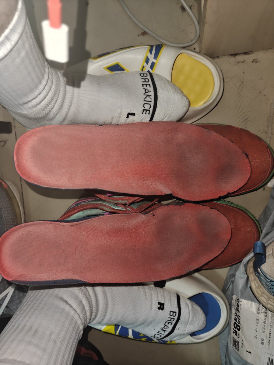 bkvcc93266512's tweet photo. 是不是想对着鞋垫上的脚泥磕头 点赞转推送这双鞋垫哈哈 #直男崇拜 #直男Ｓ  #雄��� https://t.co/s93RAJYogN