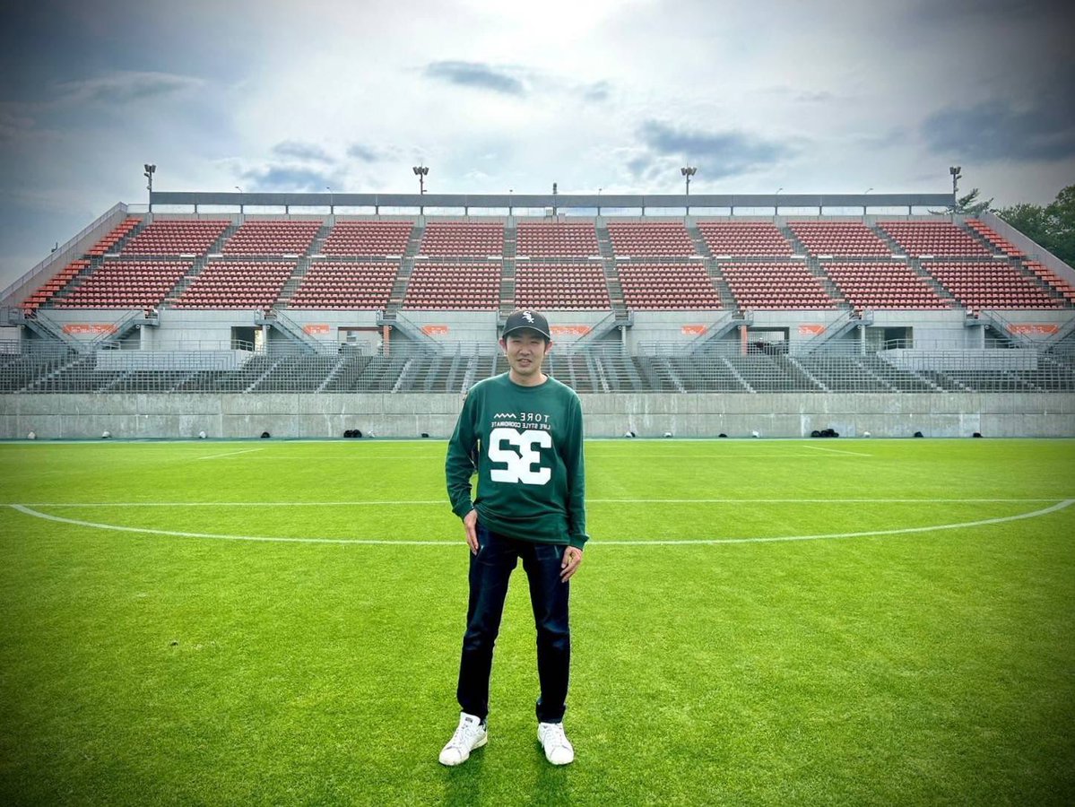 ASC_2024's tweet photo. 🎤【ハーフタイムショー】

本日のホームゲームでは、
サッカーをこよなく愛するシンガーソングライター・斉藤省悟さんが登場！

Jリーグ公式戦でもライブ出演を行ってきた斉藤さんが、熱い歌声でハーフタイムを盛り上げます🔥

ぜひご注目ください✨

🆚 FC.ISE-SHIMA
📅 10月3日(土)
⏰ 14:00 KICK OFF
🏟 上野運動公園競技場

試合情報はこちら⬇️
🔗 https://t.co/0F3KZBMYvb

#アトレチコ鈴鹿 #ASC #ハーフタイムショー #斉藤省悟