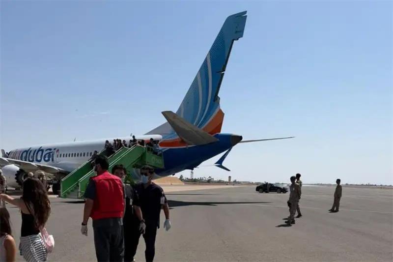 RonallChersan's tweet photo. 😨 ข้อมูลล่าสุด นักบินผู้ช่วยชาวโอมานของสายการบินฟลายดูไบ ประเทศสหรัฐอาหรับเอมิเรสต์ซึ่งก่อเหตุใช้มีดแทงกัปตันก่อนพยายามทำให้เครื่องตก

“เคยถูกทางการโอมานซึ่งเป็นประเทศบ้านเกิดสั่งห้ามทำการบินมาก่อน”

ข้อมูลนี้ถูกเปิดโดย The Wall Street Journal แหล่งข่าวที่ทราบเรื่องนี้ระบุสาเหตุมาจากความกังวลเนื่องจากบุคคลนี้มีแนวคิดสุดโต่ง

🔴สหรัฐอาหรับเอมิเรตส์ เป็นผู้นำในการสอบสวนแผนก่อการร้ายครั้งนี้ แต่ปฏิเสธที่จะแสดงความคิดเห็น โดยระบุว่าเพื่อ "หลีกเลี่ยงการด่วนสรุปผลการสอบสวนหรือการแทรกแซงกระบวนการสอบสวน"