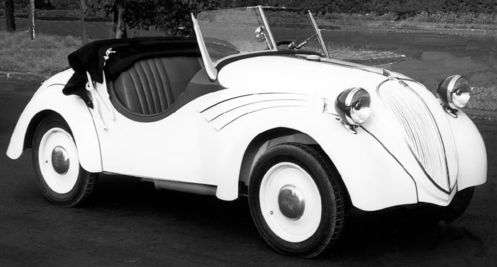 UltimativCars's tweet photo. (Background knowledge)

The #FIAT #500A (1936-48; 122.213 units), nicknamed "#Topolino", bc of its mouse🐭-look, was made in 4 different versions:

1. regular 2d-#Berlina (w/o &amp; w/ #sunroof)
2. #Giardineira (3d-#stationwagon)
3. #Furgoncino (3d-van)
4. #Roadster [by #Weinsberg] https://t.co/woqRaNjKXe