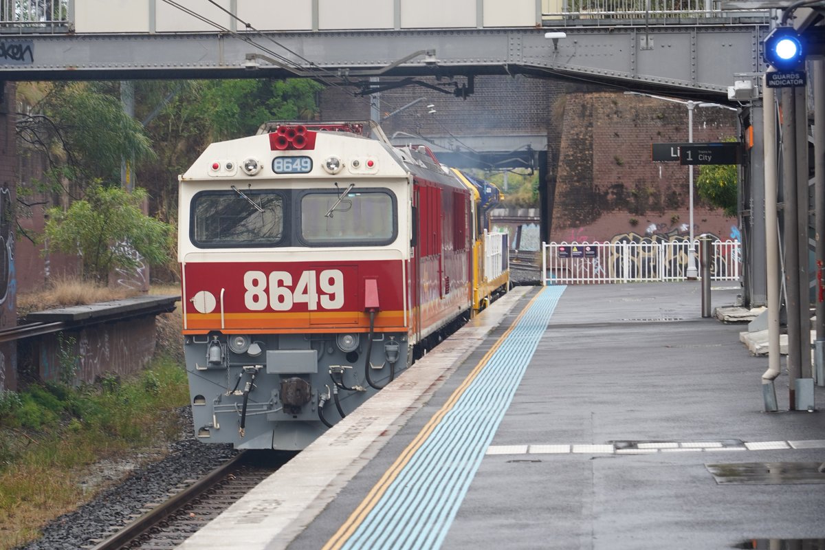 AunzRailfan's tweet photo. トランスポートエキスポの送り込み回送を撮影にSt Petersに来たら想定外に元旅客用で現在は工臨に使用してる8649電気機関車の回送に遭遇。展示されるのは知ってましたが、この回送は完全に見落としてたので慌てて撮影。
そして本番の方は通過ホームが予想を外して外側線だったので、これまた慌てて撮影 https://t.co/benI321aYQ