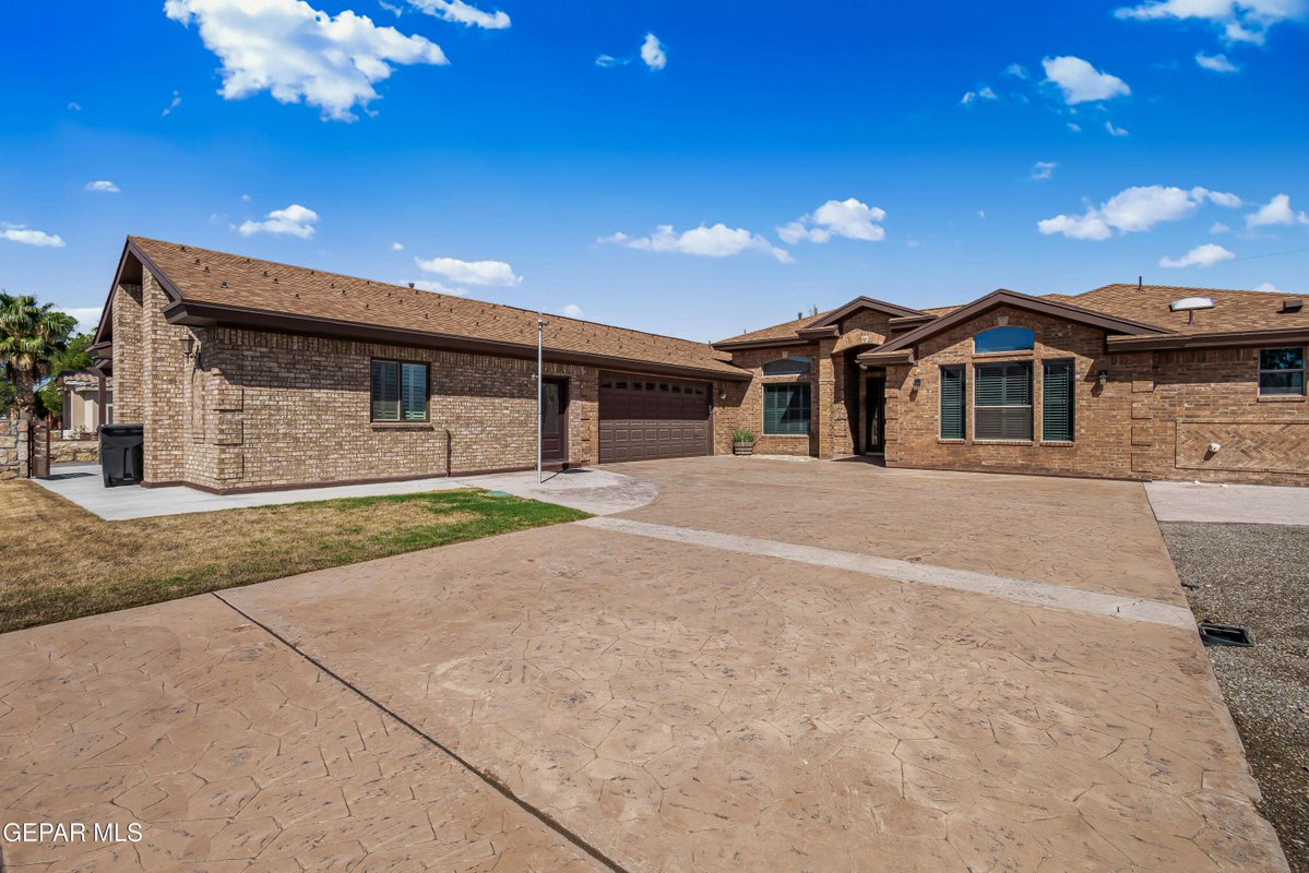 JRod7912's tweet photo. New listing: 6497 YERBA VERDE DR, El Paso. 4 beds, 5 baths, 3,392 sq ft. Offered at $4,750.
https://t.co/R0wiL7MuYB
#NewListing https://t.co/maEyEpJA8S