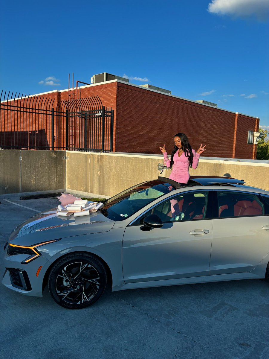 1xdiamondd's tweet photo. my man buy me car, your man no buy you car 🎀🤏🏽 https://t.co/ZIiXFHVKRC