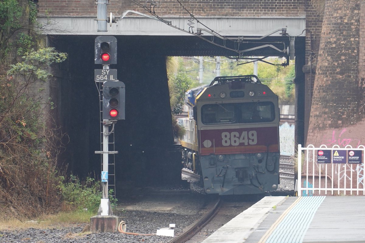 AunzRailfan's tweet photo. トランスポートエキスポの送り込み回送を撮影にSt Petersに来たら想定外に元旅客用で現在は工臨に使用してる8649電気機関車の回送に遭遇。展示されるのは知ってましたが、この回送は完全に見落としてたので慌てて撮影。
そして本番の方は通過ホームが予想を外して外側線だったので、これまた慌てて撮影 https://t.co/benI321aYQ