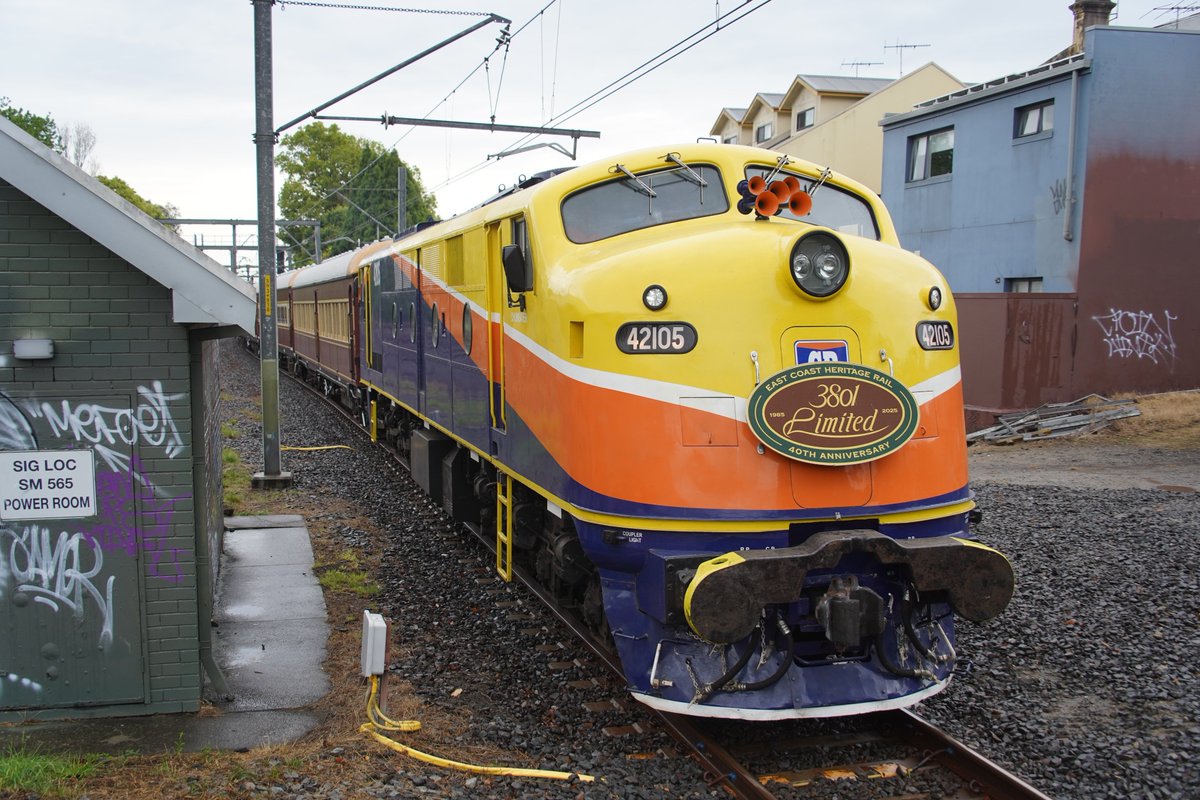 AunzRailfan's tweet photo. トランスポートエキスポの送り込み回送を撮影にSt Petersに来たら想定外に元旅客用で現在は工臨に使用してる8649電気機関車の回送に遭遇。展示されるのは知ってましたが、この回送は完全に見落としてたので慌てて撮影。
そして本番の方は通過ホームが予想を外して外側線だったので、これまた慌てて撮影 https://t.co/benI321aYQ