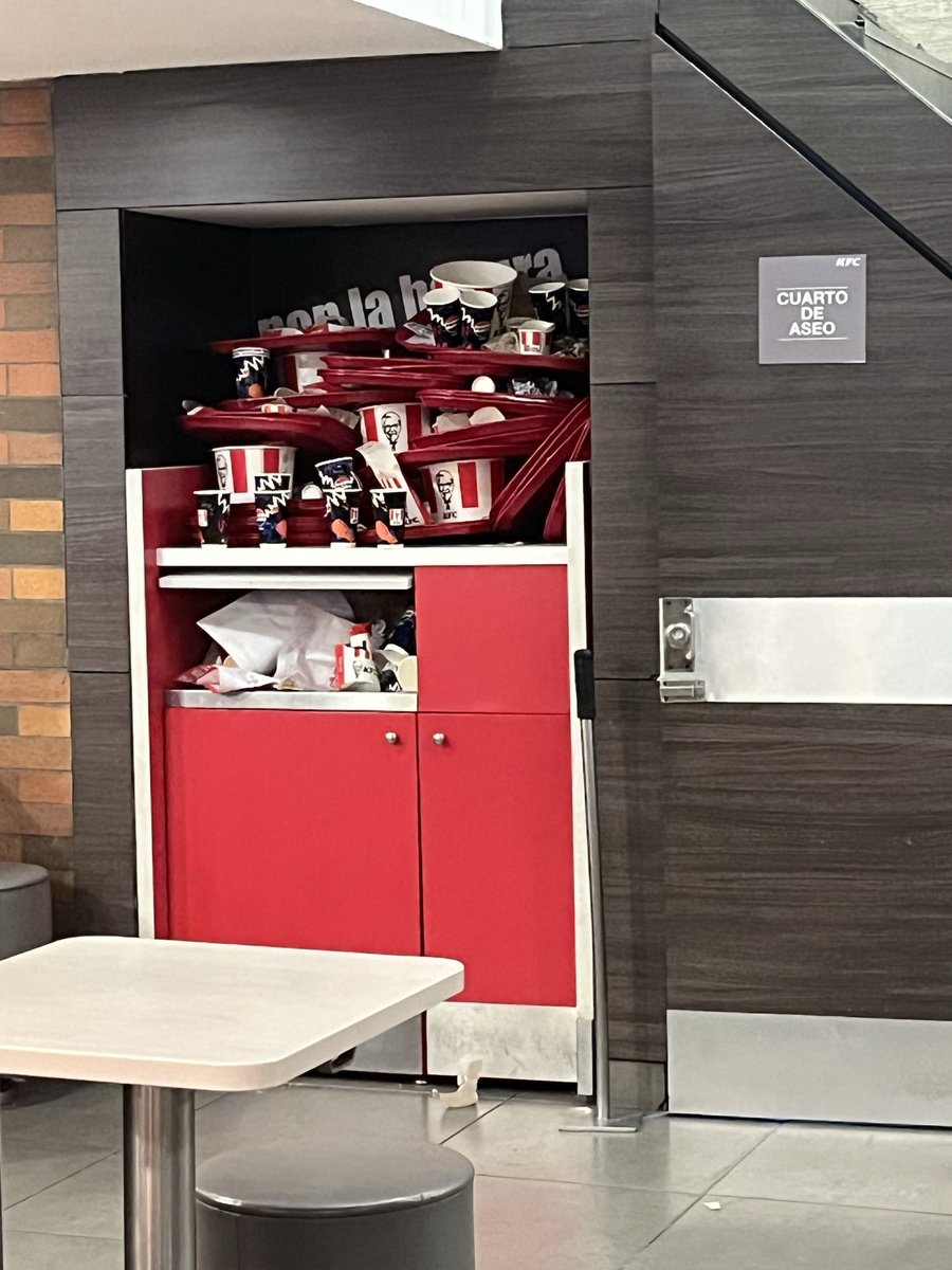 FabVelaG's tweet photo. Señores @kfc @kfccolombia  en el punto de venta Restrepo el desaseo se tomó la tienda.
Las mesas sucias, la caneca de basura llena…
Y no hay personal que dé respuesta https://t.co/G48KMhVoxh