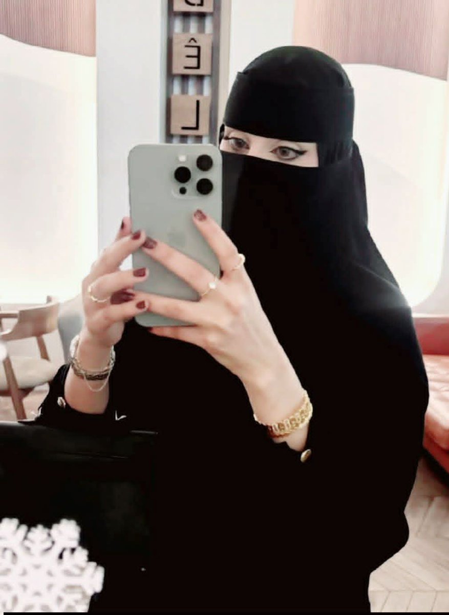 nmN1370513's tweet photo. زينة الرجل اللحية

فما هي زينة المرأة..؟ https://t.co/aWsYreYLhq