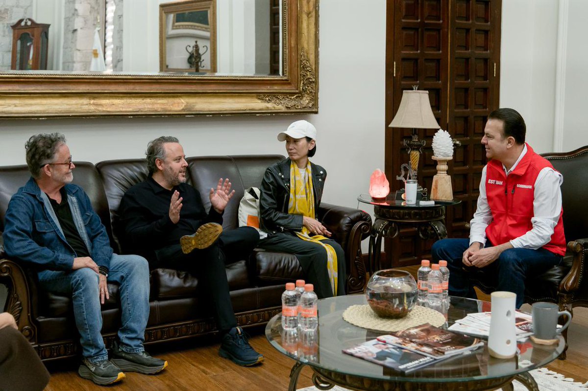 EVillegasV's tweet photo. 🎬 Durango está sonando fuerte como uno de los grandes sets cinematográficos a nivel internacional.

Nos reunimos con el equipo de REDRUM, productora audiovisual, para platicar sobre los grandes espacios, paisajes y oportunidades que tiene nuestro estado para seguir atrayendo producciones.

Y claro, les dimos la bienvenida como se debe, porque en Durango siempre encontrarán un mundo de cine. 🎥🤠