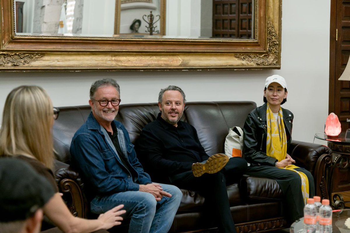 EVillegasV's tweet photo. 🎬 Durango está sonando fuerte como uno de los grandes sets cinematográficos a nivel internacional.

Nos reunimos con el equipo de REDRUM, productora audiovisual, para platicar sobre los grandes espacios, paisajes y oportunidades que tiene nuestro estado para seguir atrayendo producciones.

Y claro, les dimos la bienvenida como se debe, porque en Durango siempre encontrarán un mundo de cine. 🎥🤠