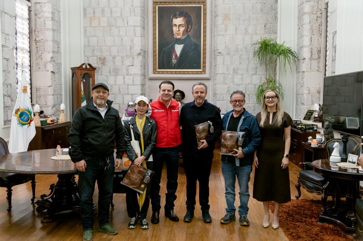EVillegasV's tweet photo. 🎬 Durango está sonando fuerte como uno de los grandes sets cinematográficos a nivel internacional.

Nos reunimos con el equipo de REDRUM, productora audiovisual, para platicar sobre los grandes espacios, paisajes y oportunidades que tiene nuestro estado para seguir atrayendo producciones.

Y claro, les dimos la bienvenida como se debe, porque en Durango siempre encontrarán un mundo de cine. 🎥🤠