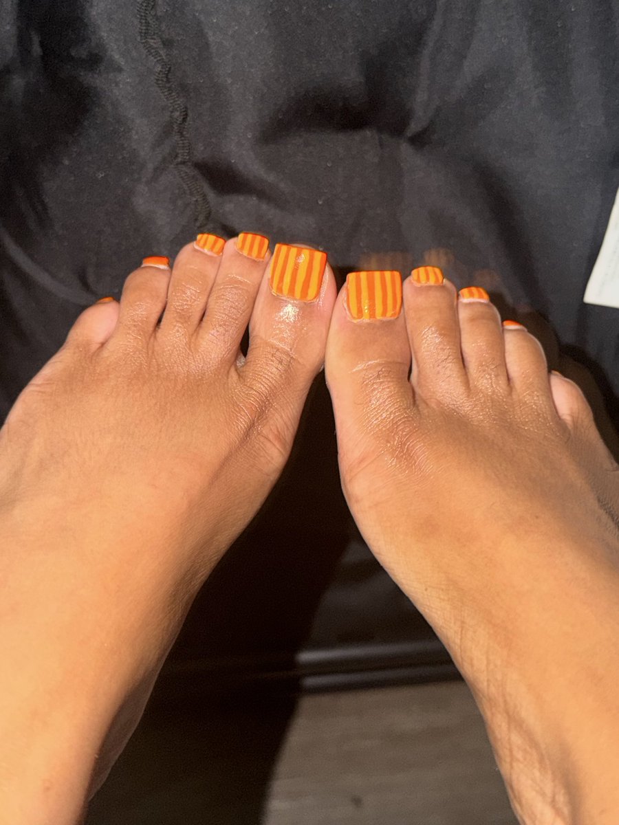 itromiselos's tweet photo. Tis the color of the season🎃
#FeetTwitter #PrettyFeet #FootModel https://t.co/ZKGIMUKy3v