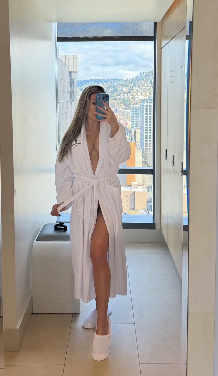 Aylingizem06's tweet photo. Günaydın ben geldim 💋 https://t.co/OF0o4wuTHk