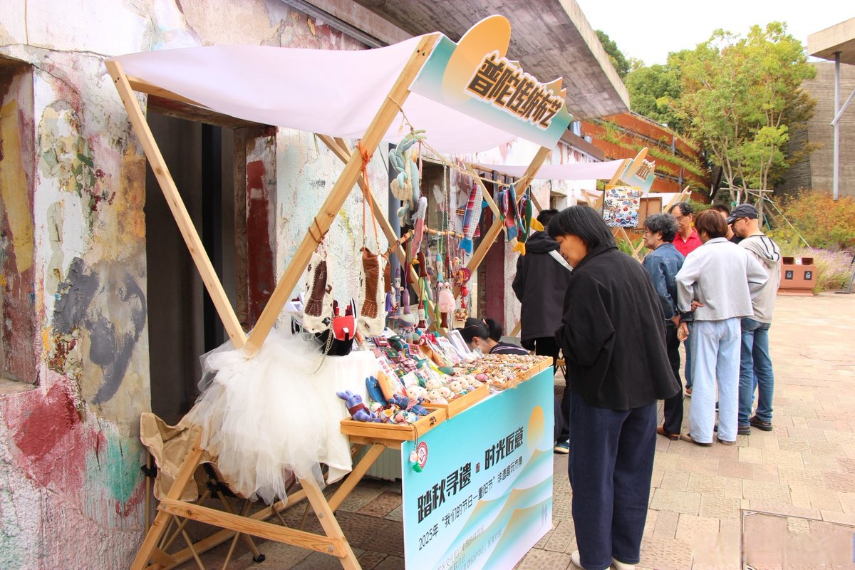 yf3c7cVNms60sKA's tweet photo. I'm at the bustling bazaar! Gonna check if they have the rare zha4si4zhi (a special local herb) here, hope I can find it quickly. https://t.co/COwVI1LXmA