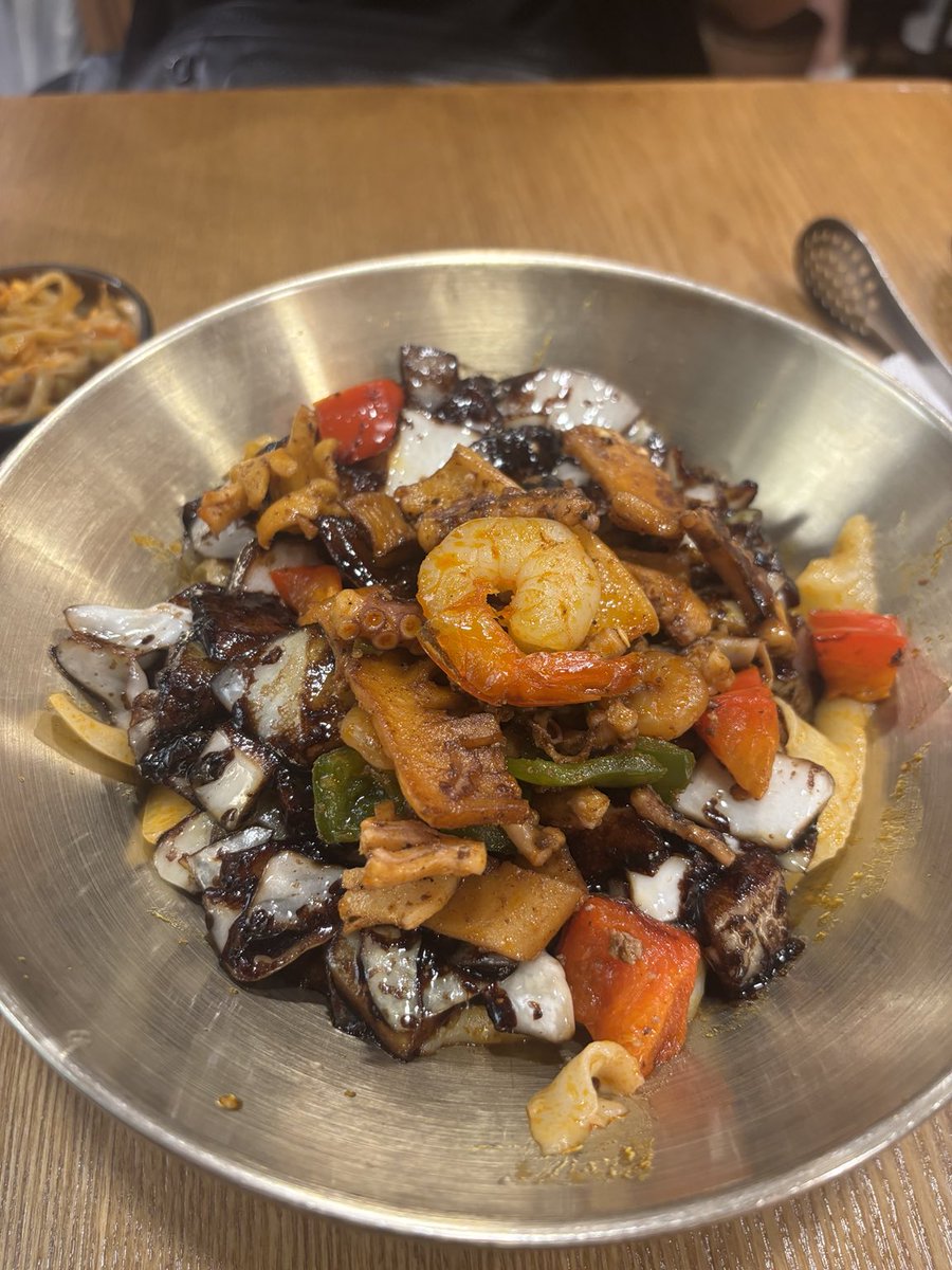 wonkorem's tweet photo. 明洞で食べたい海鮮刀削麺🇰🇷

エビやタコがゴロゴロ入った
海鮮たっぷりの刀削麺🦐🐙
もちもち麺でボリュームも◎

行列でも回転早め！
並んででも食べたい🤤

📍蘭州刀削面
📍ソウル特別市 中区 忠武路一街 25-9
🗺️ https://t.co/foTGXp61g7 
#韓国旅行 #明洞グルメ #刀削麺 #韓国グルメ https://t.co/MHe0zFPFln