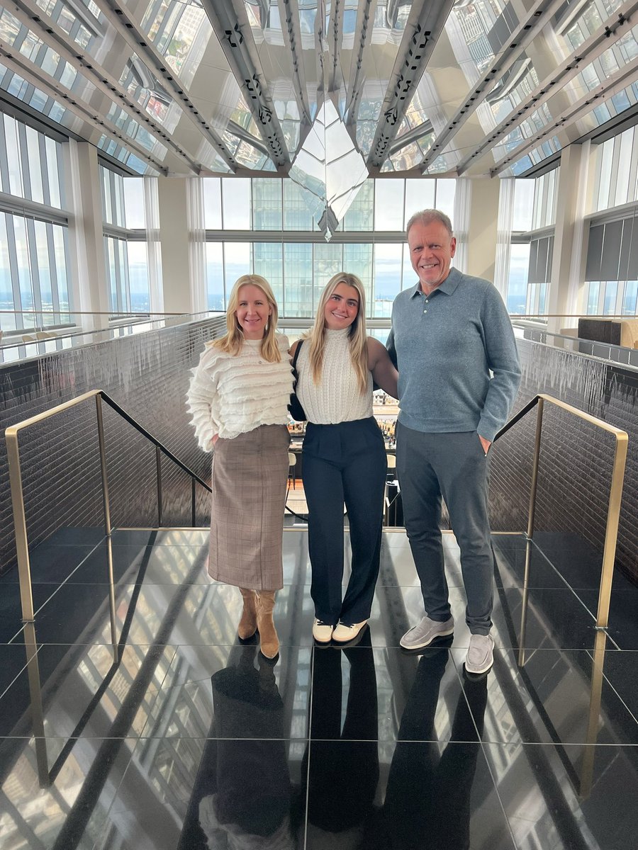 KarenBrownTV's tweet photo. Got to take E to a late lunch at the amazing #skyhigh at @FourSeasons #philadelphia to celebrate her 1st big club interview at @WhartonUGR ☺️ #solucky #familymoment #collegeparents @UofPenn #happyfriday @visitphilly https://t.co/RzVPCIxawb