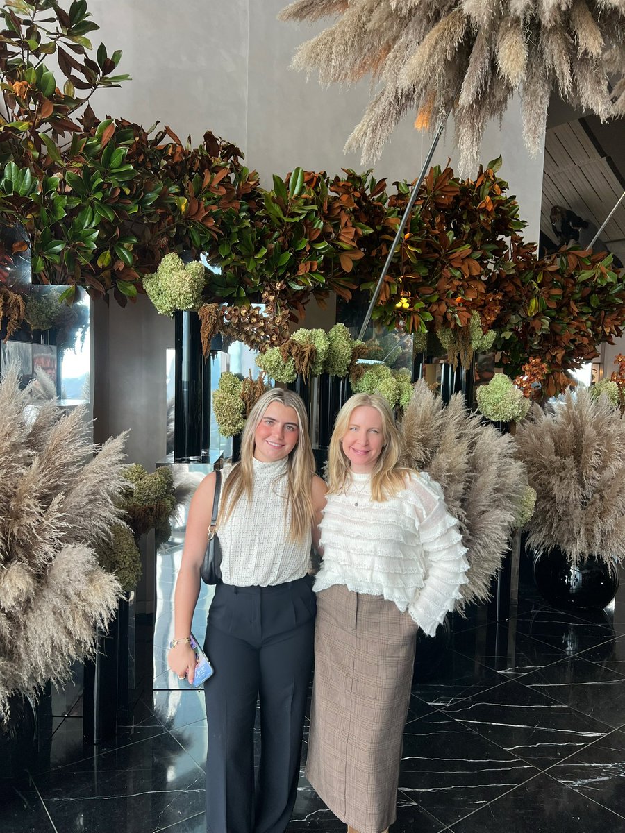 KarenBrownTV's tweet photo. Got to take E to a late lunch at the amazing #skyhigh at @FourSeasons #philadelphia to celebrate her 1st big club interview at @WhartonUGR ☺️ #solucky #familymoment #collegeparents @UofPenn #happyfriday @visitphilly https://t.co/RzVPCIxawb