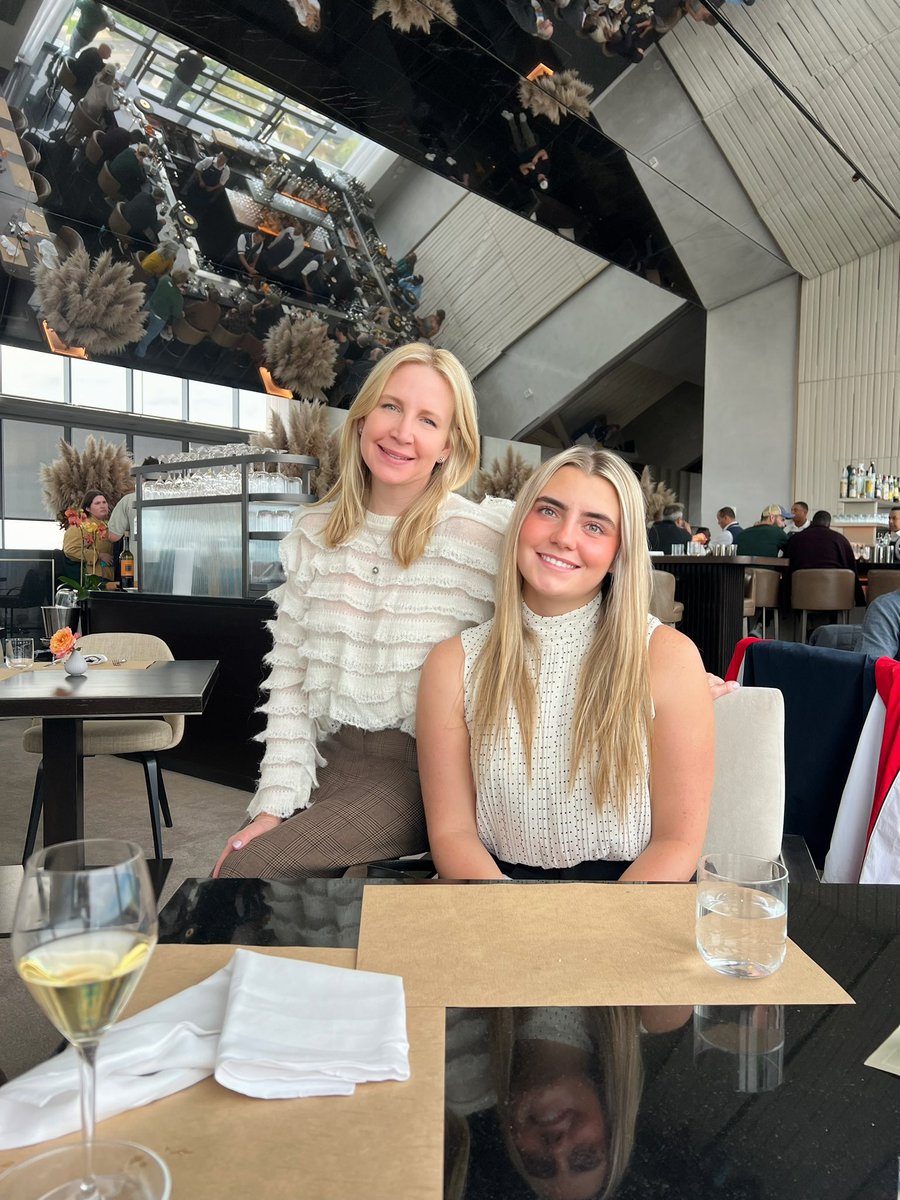 KarenBrownTV's tweet photo. Got to take E to a late lunch at the amazing #skyhigh at @FourSeasons #philadelphia to celebrate her 1st big club interview at @WhartonUGR ☺️ #solucky #familymoment #collegeparents @UofPenn #happyfriday @visitphilly https://t.co/RzVPCIxawb