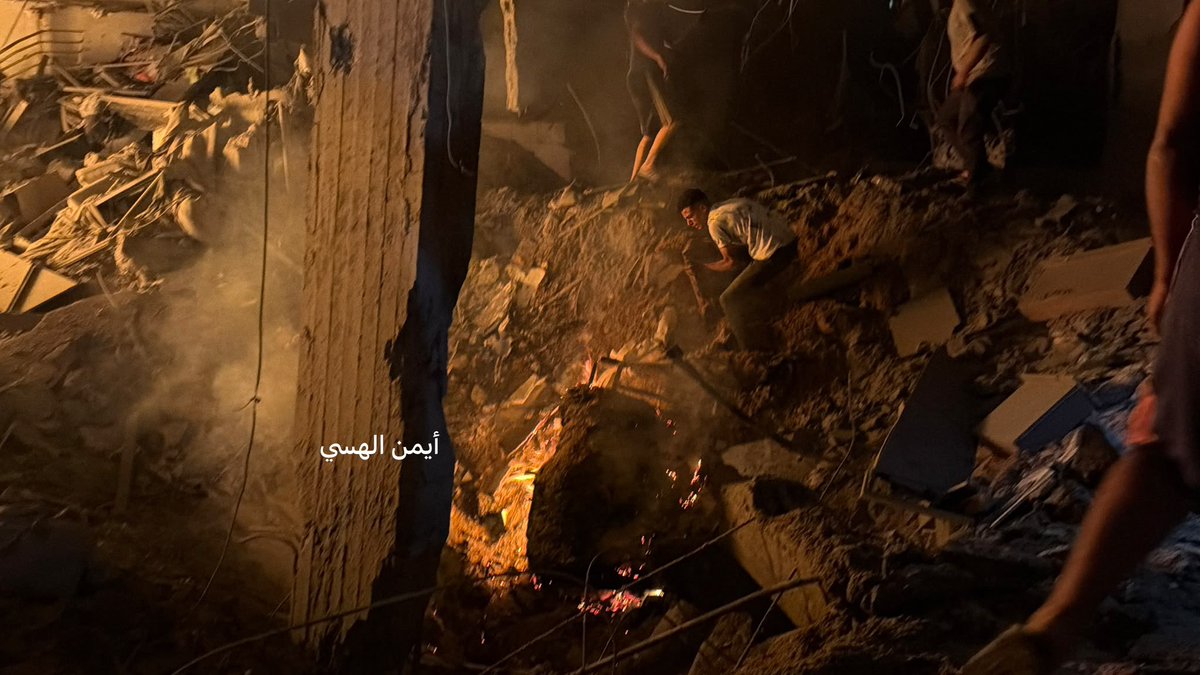 Hakeam's tweet photo. مجزرة بكل معنى الكلمة في مدينة غزة .. والدم لا يتوقف.

عدد من الشهداء والمصابين، بينهم مواطنون من الطائفة المسيحية - جراء قصف الاحتلال شقة سكنية في مدينة غزة - فيما تتواصل عمليات البحث عن مفقودين تحت الأنقاض.

مشاهد موجعة، وأهالي يبحثون عن أبنائهم بين الركام فالموت في غزة لا يفرق بين أحد، ولا يستثني بيتا أو عائلة.

لا حول ولا قوة إلا بالله .. اللهم عليك بمن قتل وأجرم، وارحم شهداءنا، واحفظ من بقي من أهل غزة.
