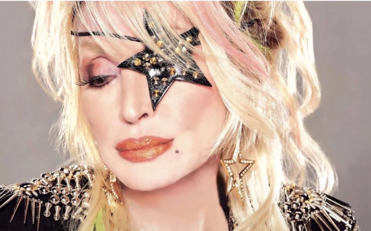 paulstanley_744's tweet photo. With all Dolly did for music, entertainment and incredible generosity for charities including her Imagination Library for children, this small acknowledgement token was an honor I was thrilled to see. There will never be another Dolly Parton. Rest now. https://t.co/YKHCWU8GyG