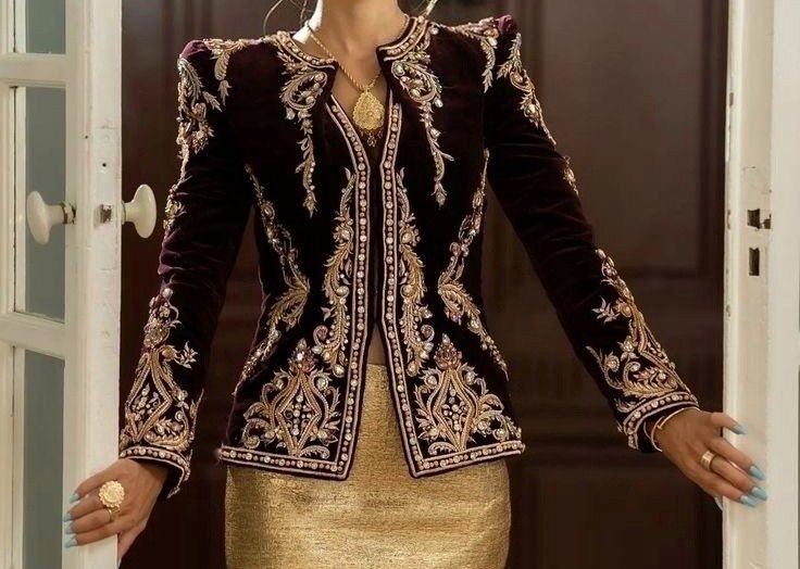 siturk1's tweet photo. This is not the first designer ör the last to openly replicate traditional Algerian garment designs, as the image shows: this is a design of the Algerian karakou. inspiration from another design without crediting its source is shameful and a breach of professional ethics https://t.co/OgiXHEqMAL