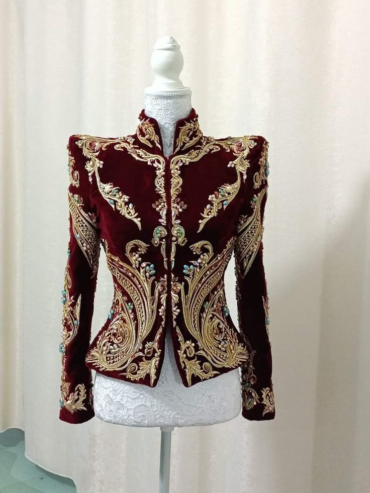 siturk1's tweet photo. This is not the first designer ör the last to openly replicate traditional Algerian garment designs, as the image shows: this is a design of the Algerian karakou. inspiration from another design without crediting its source is shameful and a breach of professional ethics https://t.co/OgiXHEqMAL