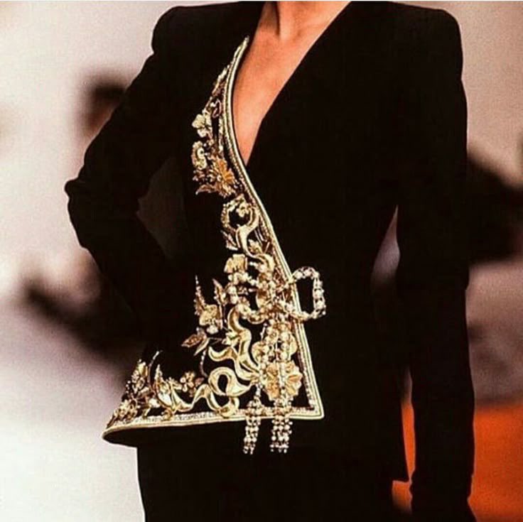 siturk1's tweet photo. This is not the first designer ör the last to openly replicate traditional Algerian garment designs, as the image shows: this is a design of the Algerian karakou. inspiration from another design without crediting its source is shameful and a breach of professional ethics https://t.co/OgiXHEqMAL