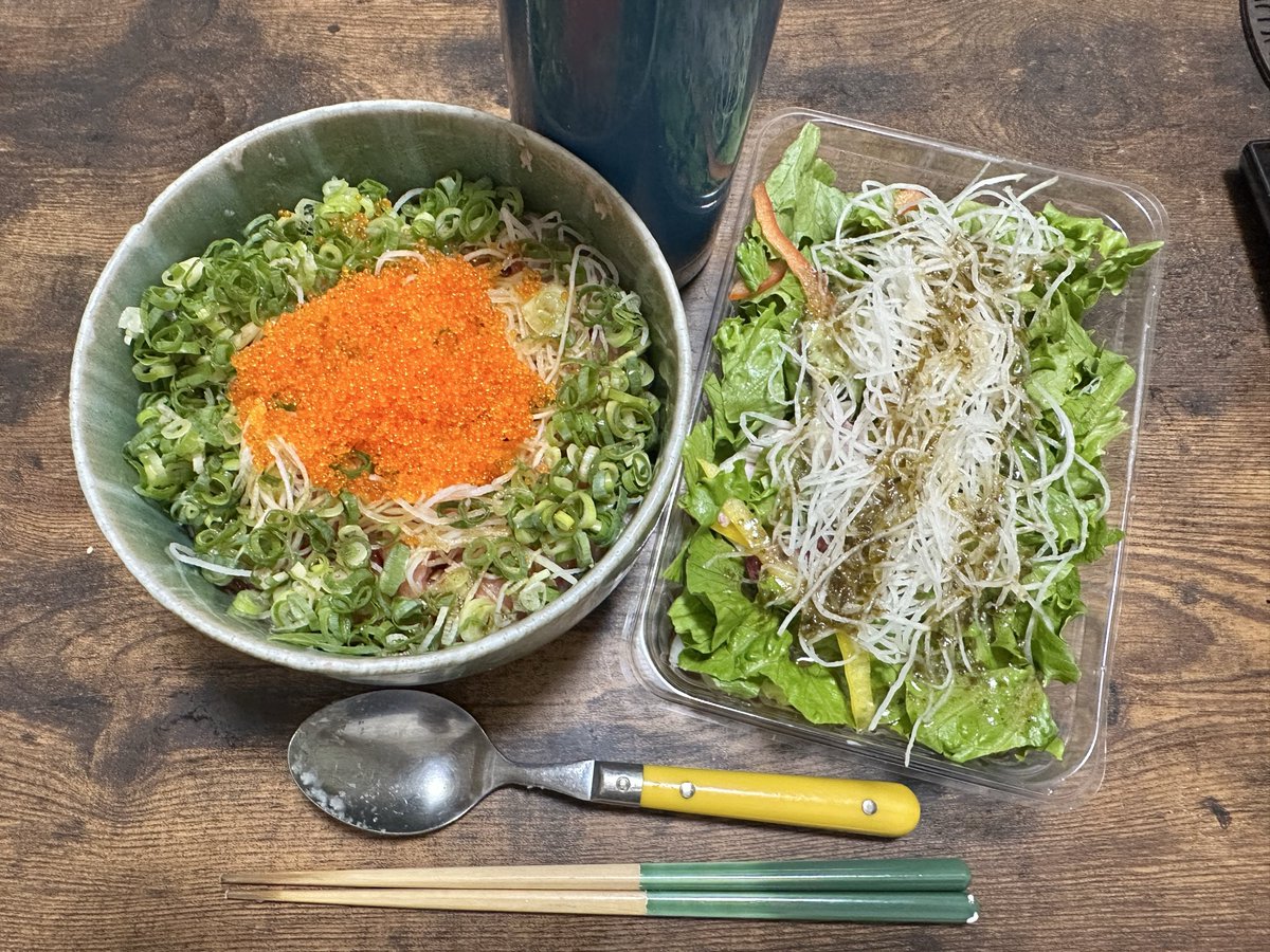 zackslittle's tweet photo. 昨日の晩飯
まぐろたたき丼とびこのせとサラダ https://t.co/lDWh94uFHK