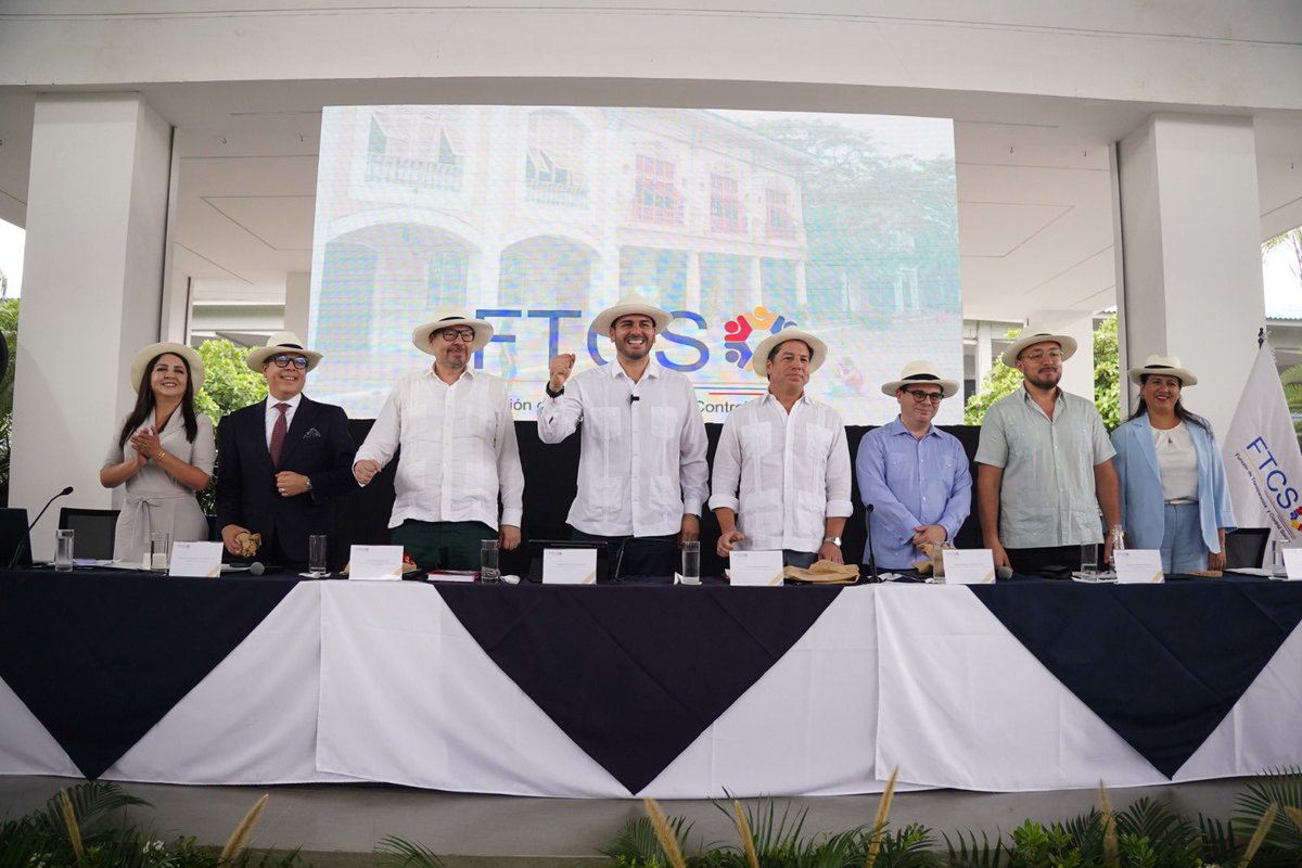 AndresFantoniB's tweet photo. Una sesión distinta. Y tenía que ser en #Guayaquil. 🤍🩵

Escuchamos a organizaciones, reconocimos a guayaquileños que han dejado huella, compartimos con artesanos y vivimos un momento especial junto a Christian Julio Jaramillo, heredero de una historia musical que forma parte de nuestra ciudad.