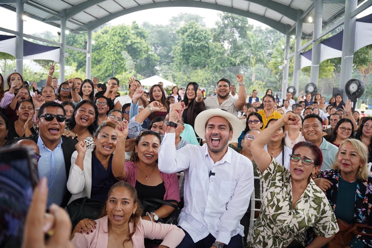 AndresFantoniB's tweet photo. Una sesión distinta. Y tenía que ser en #Guayaquil. 🤍🩵

Escuchamos a organizaciones, reconocimos a guayaquileños que han dejado huella, compartimos con artesanos y vivimos un momento especial junto a Christian Julio Jaramillo, heredero de una historia musical que forma parte de nuestra ciudad.