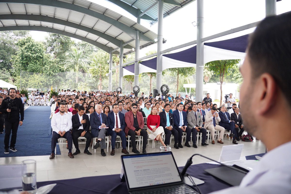 AndresFantoniB's tweet photo. Una sesión distinta. Y tenía que ser en #Guayaquil. 🤍🩵

Escuchamos a organizaciones, reconocimos a guayaquileños que han dejado huella, compartimos con artesanos y vivimos un momento especial junto a Christian Julio Jaramillo, heredero de una historia musical que forma parte de nuestra ciudad.